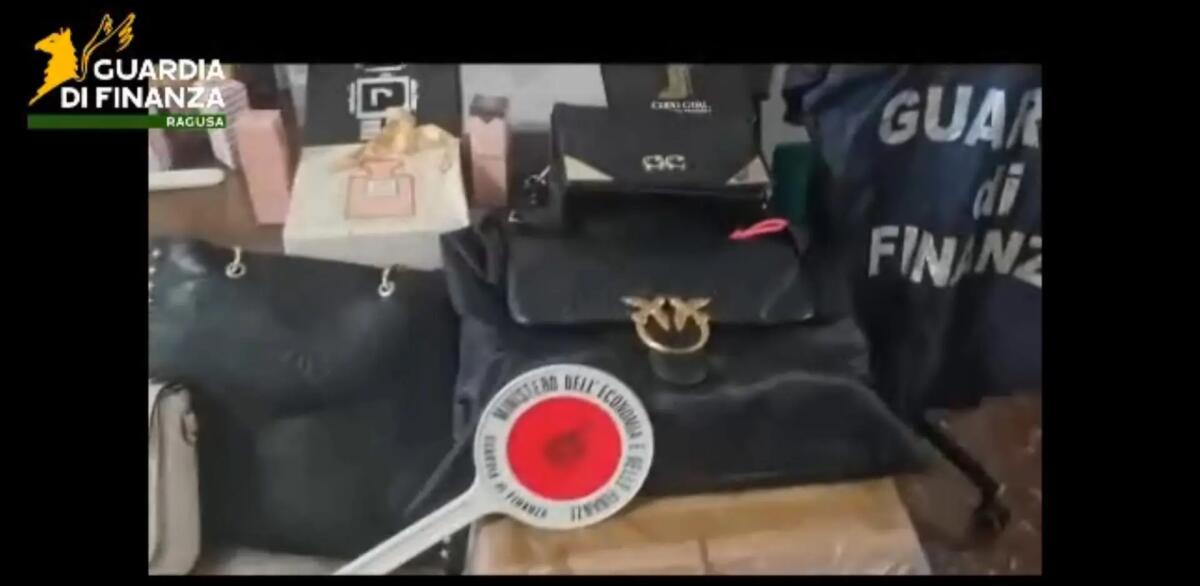 Vendevano capi contraffatti in diretta social, tre denunce e oltre 600 prodotti sequestrati a Pozzallo - 