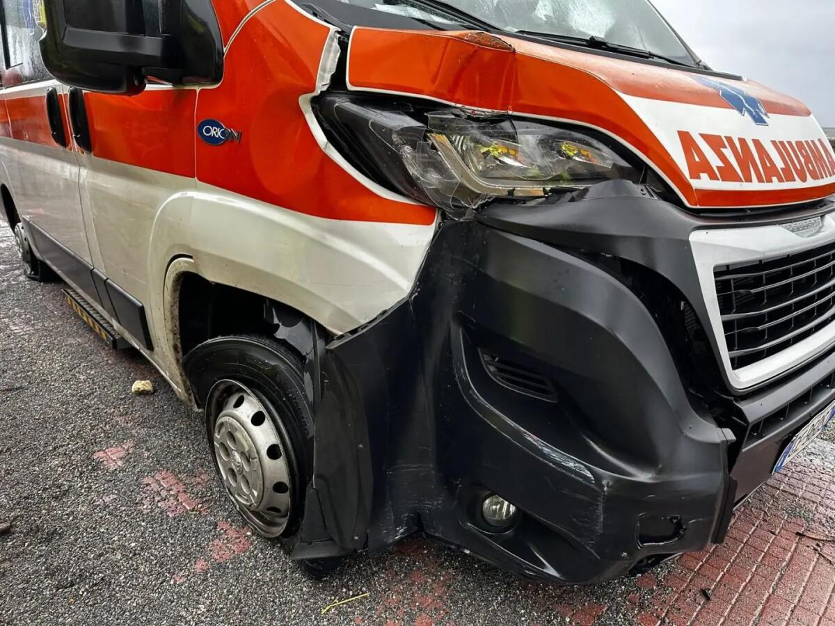 Maltempo, un’ambulanza Seus del 118 investita da un’onda durante un soccorso nel Messinese / Video - 