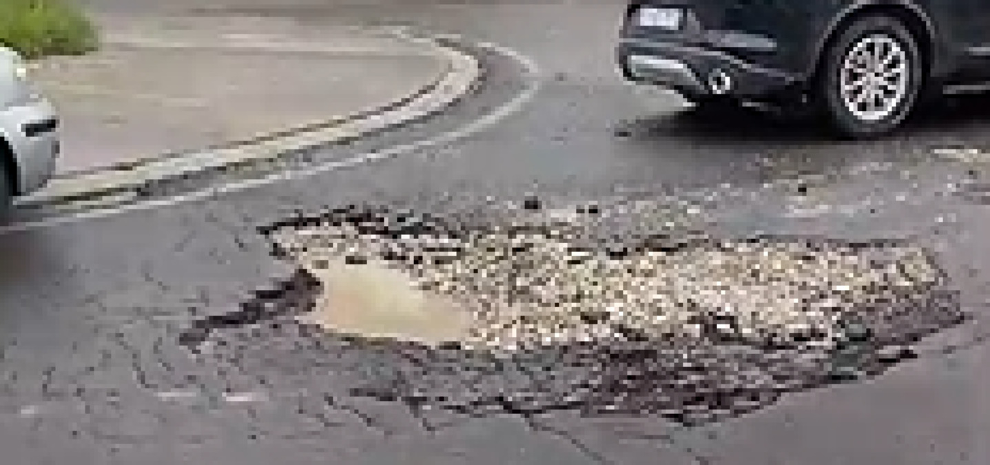 Buche stradali, affiorano in tante zone della città e la pioggia non favorisce gli interventi - 