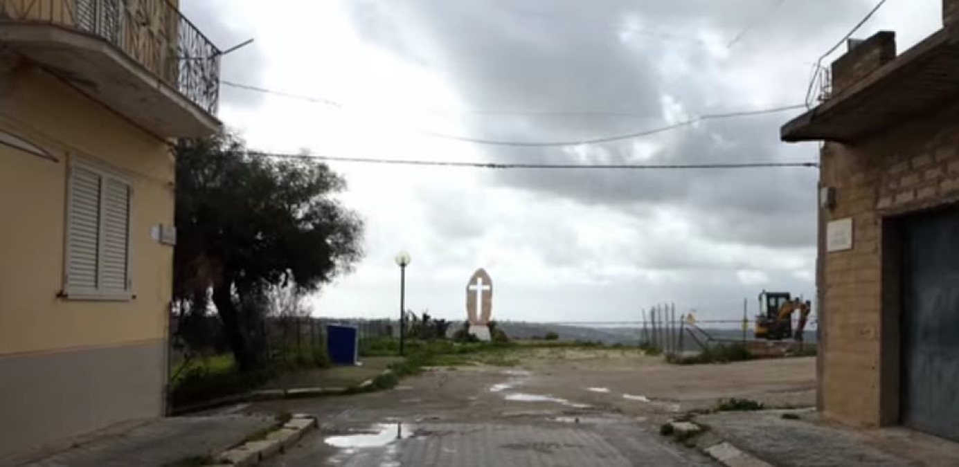 Niscemi, monitoraggi lungo il fronte di frana: in piedi la croce, "simbolo di resistenza" - 