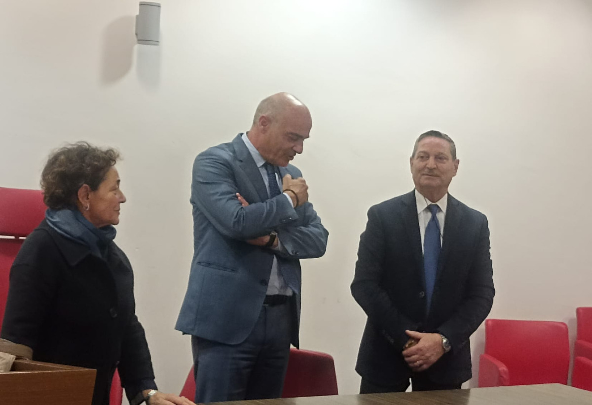 Una vita dedicata al tribunale, "sempre pronto e con il sorriso": Maniscalco in pensione - Maniscalco insieme al presidente Riggio e all'avvocato Giordano