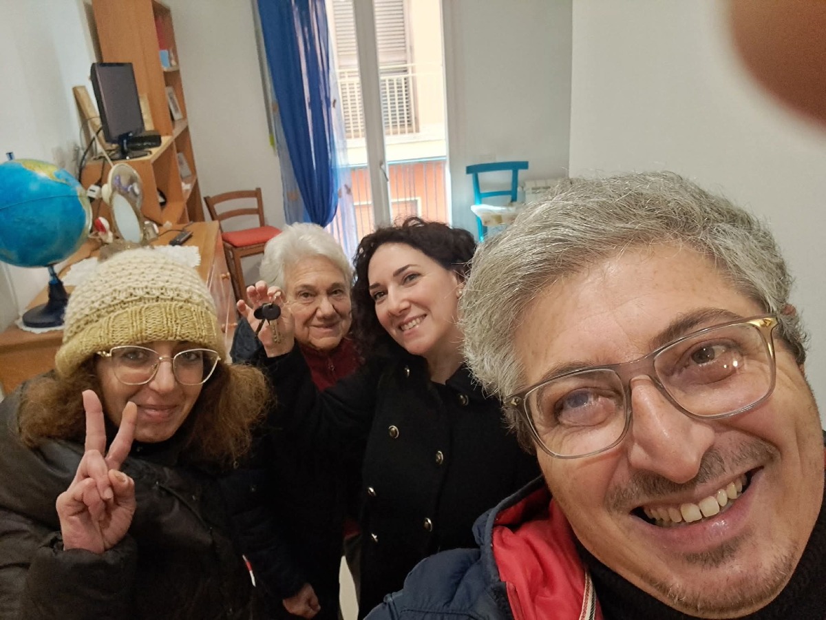 Una famiglia niscemese vivrà a Gela, "gli abbiamo messo a disposizione la nostra casa" - Il momento della consegna delle chiavi 