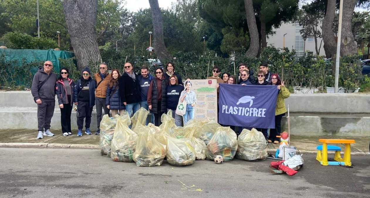 Volontari puliscono diverse aree a Macchitella, controlli proseguono sulla frazione indifferenziata - 