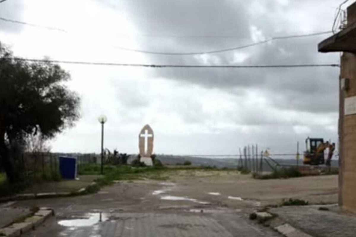 Niscemi, non c'è più la croce diventata simbolo della resistenza di un'intera comunità: crollata nel fronte frana - 