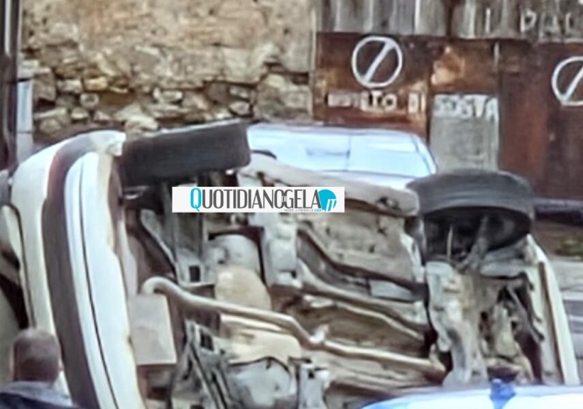 Impatto stradale in via Diodoro, tre auto coinvolte: una ribaltata  - 