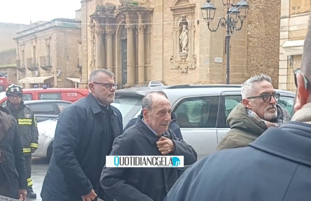 Schifani arrivato a Niscemi, sfollato protesta davanti al municipio: "Servono fondi" - ll presidente Schifani arrivato a Niscemi 
