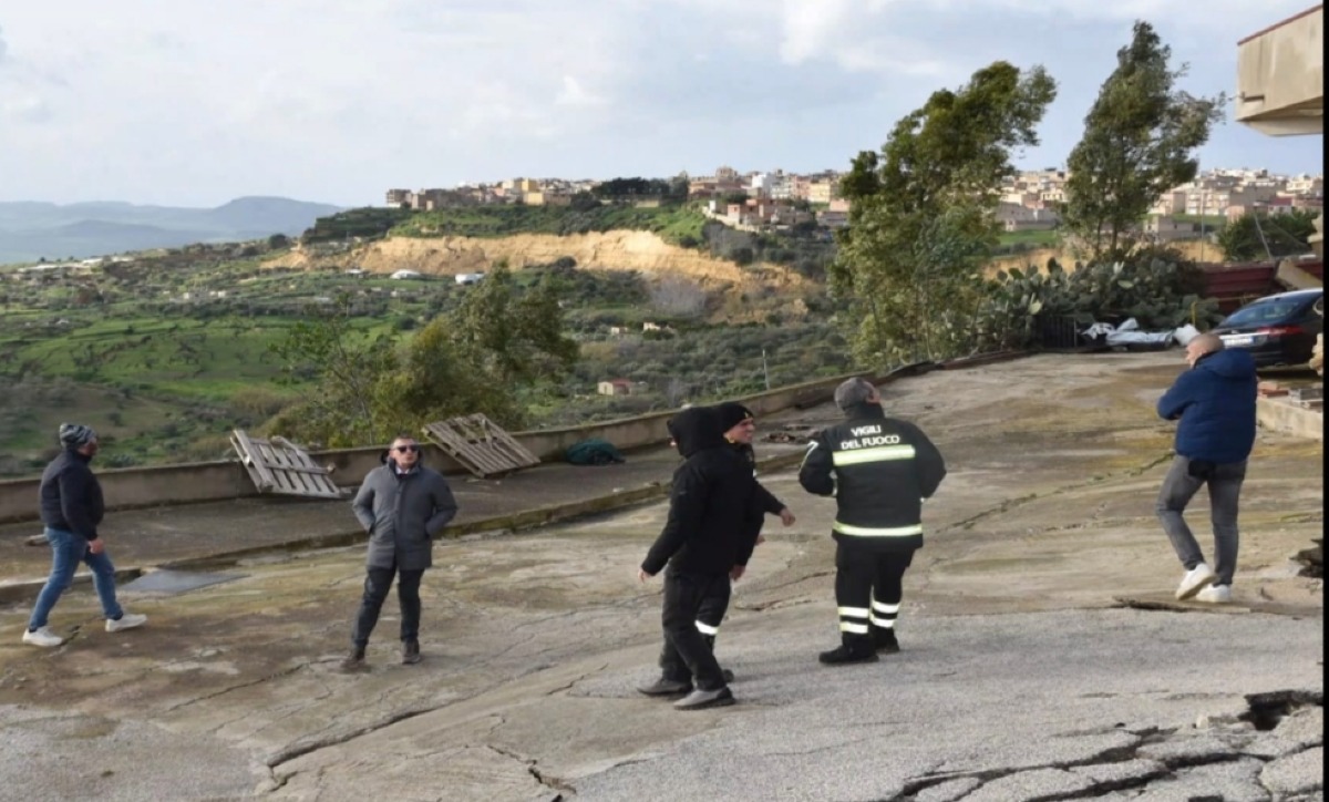 Frana Niscemi, sgomberi in un tratto della sp11 - I sopralluoghi condotti dagli inquirenti 