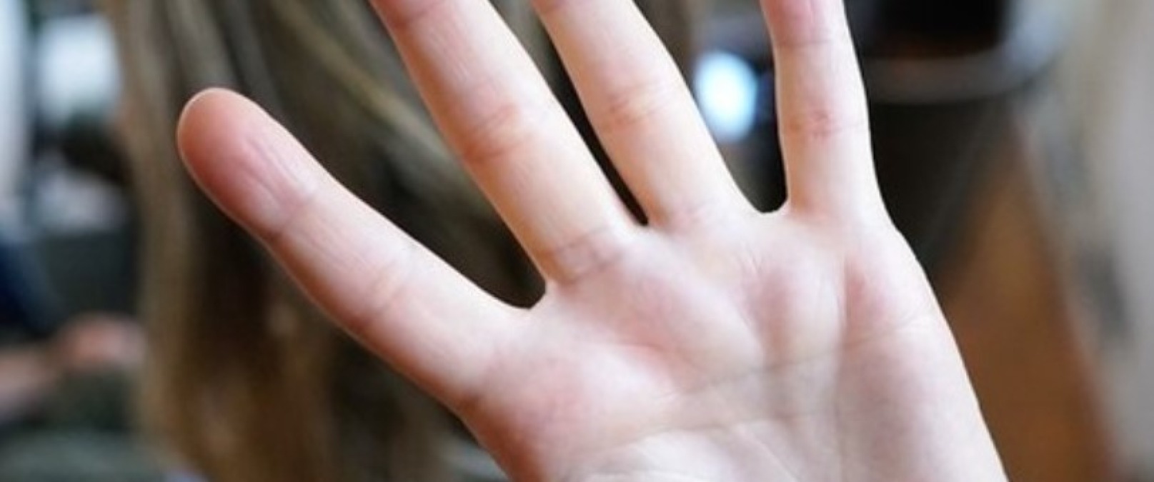 Maltrattamenti in famiglia per i soldi, imputato assolto: ne bis in idem per l'accusa di estorsione - 