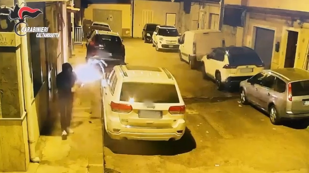 "Chi non pagava subiva ritorsioni", il video dei danneggiamenti - 