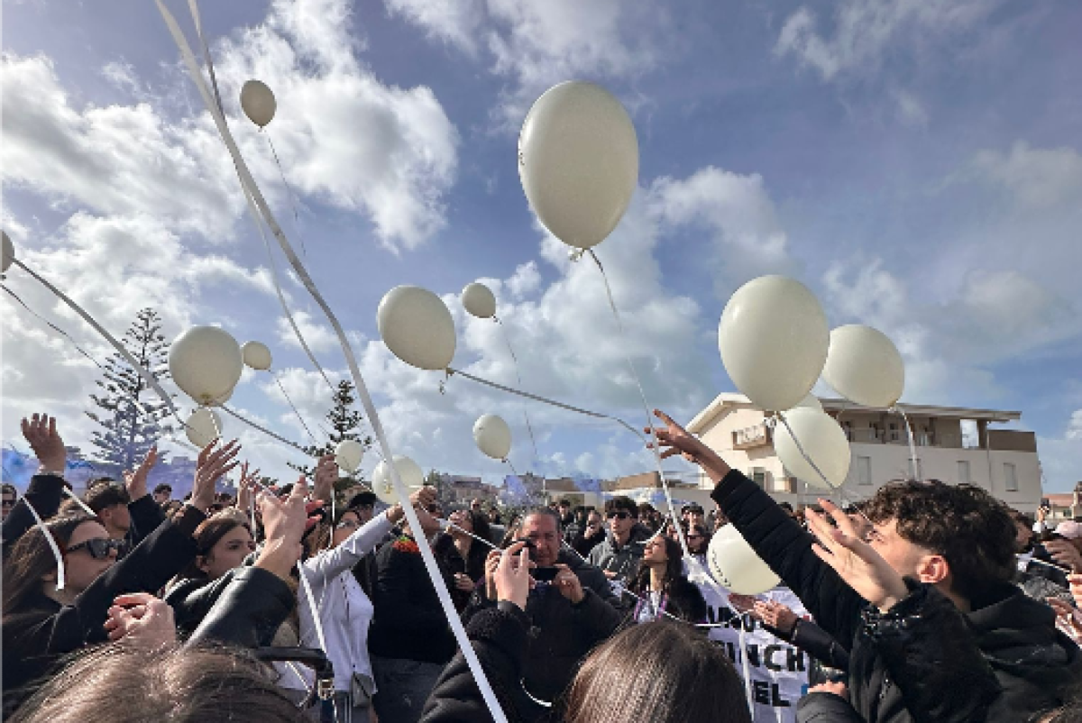 Studenti lanciano in volo palloncini bianchi per le 9 vittime della strada  - 