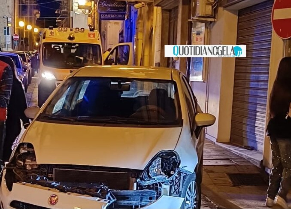 Impatto tra un'auto e una moto in pieno centro storico, almeno due feriti  - 