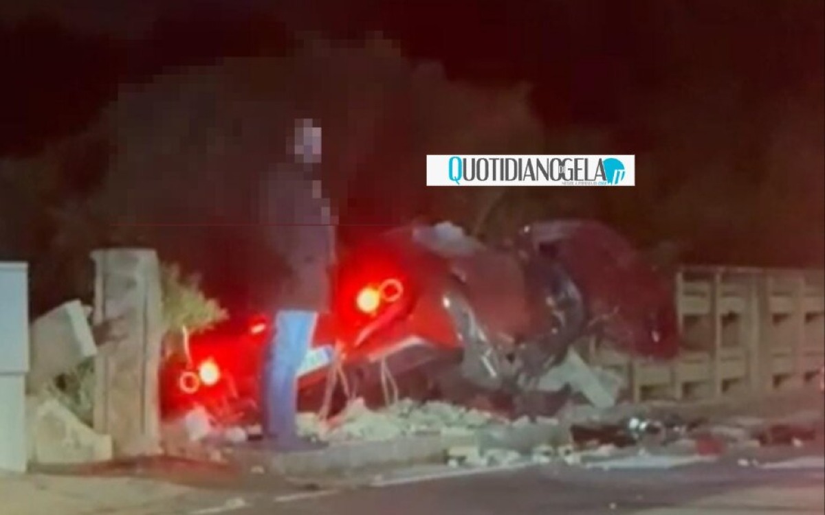 Con una Ferrari contro il parapetto sul lungomare, nella notte schianto per un giovane rimasto ferito  - 