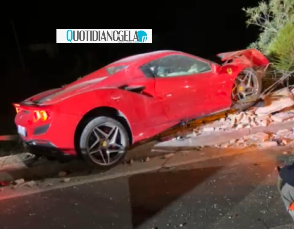 Lungomare, settimana tragica: nello stesso punto morto centauro e poi ferito giovane in Ferrari  - La Ferrari finita contro il parapetto sul lungomare 