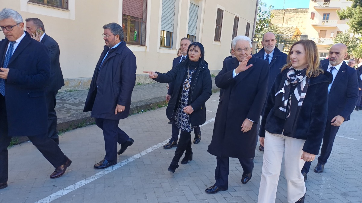 Mattarella nella scuola dei bambini che hanno perso il loro istituto  - 