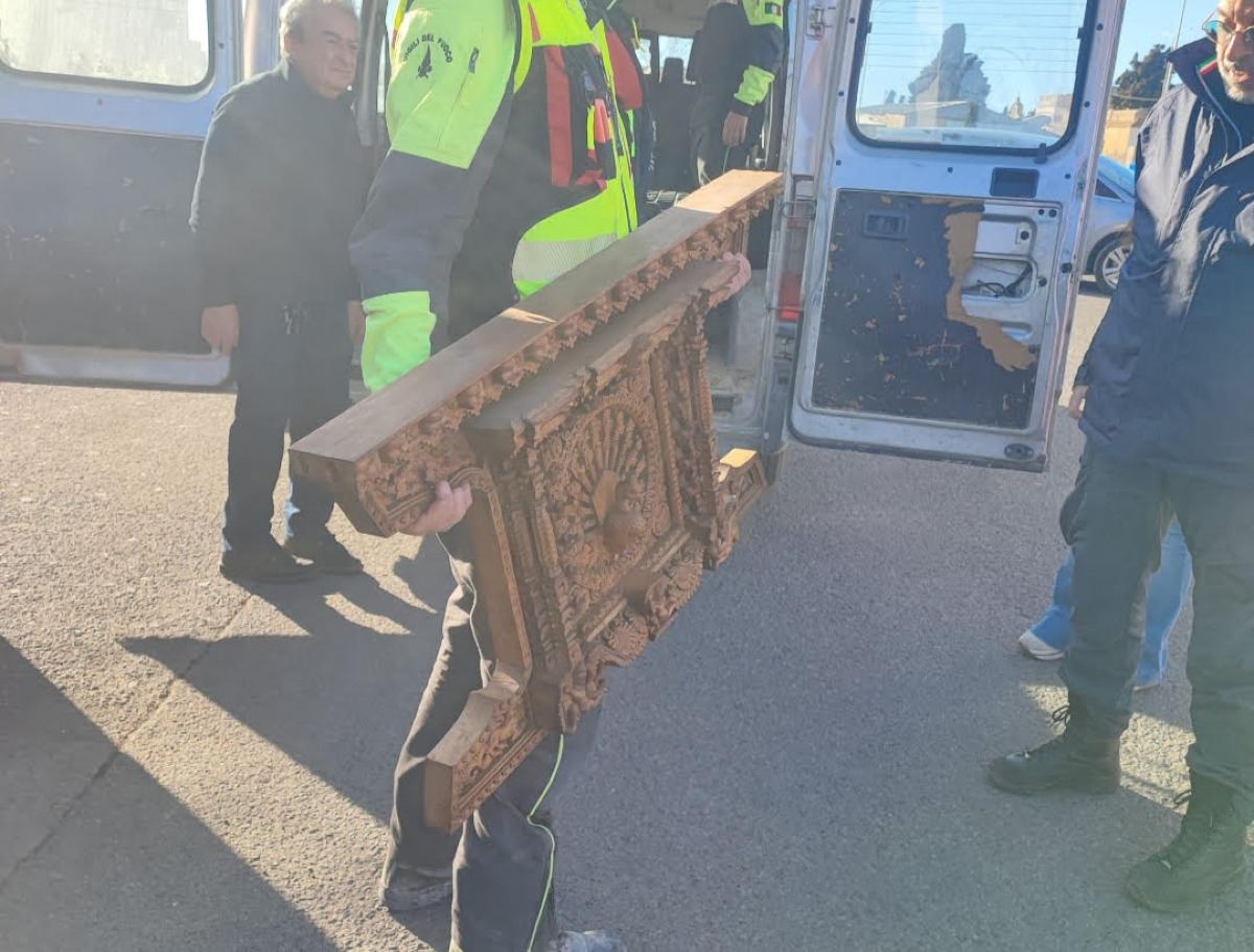 Niscemi, recuperi dalla biblioteca "Marsiano": struttura in bilico con migliaia di testi storici - 