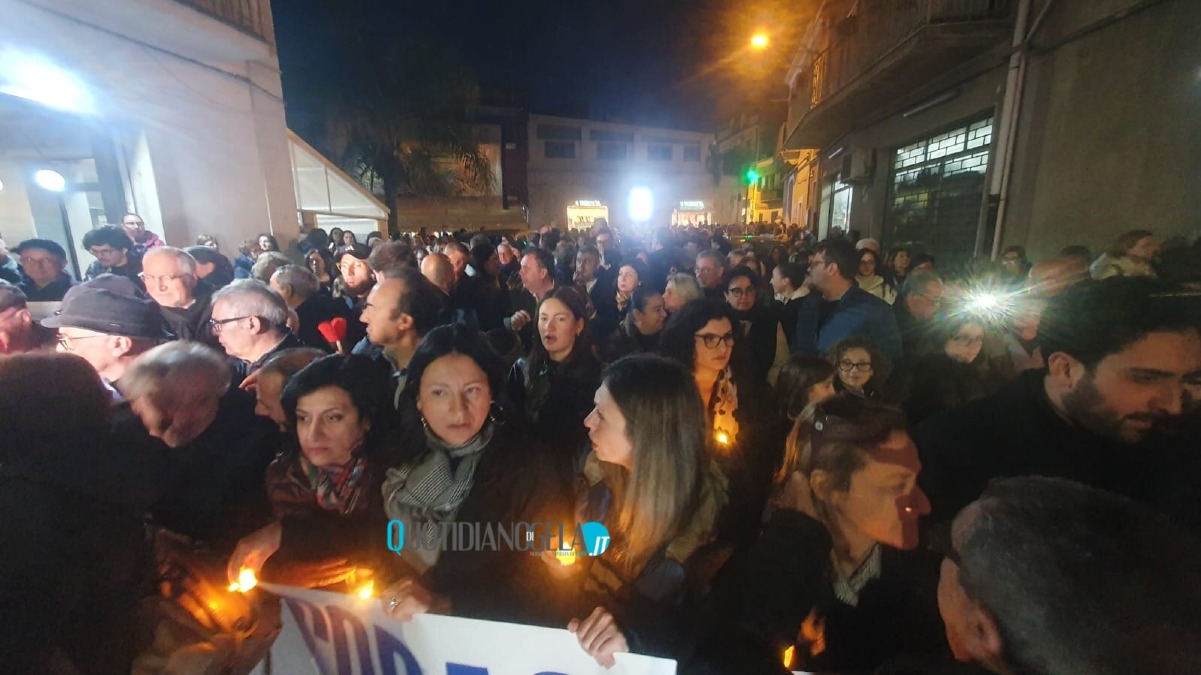Le luci della speranza, Niscemi in corteo a un mese dalla frana: "Il coraggio di restare, la forza di cambiare" - 