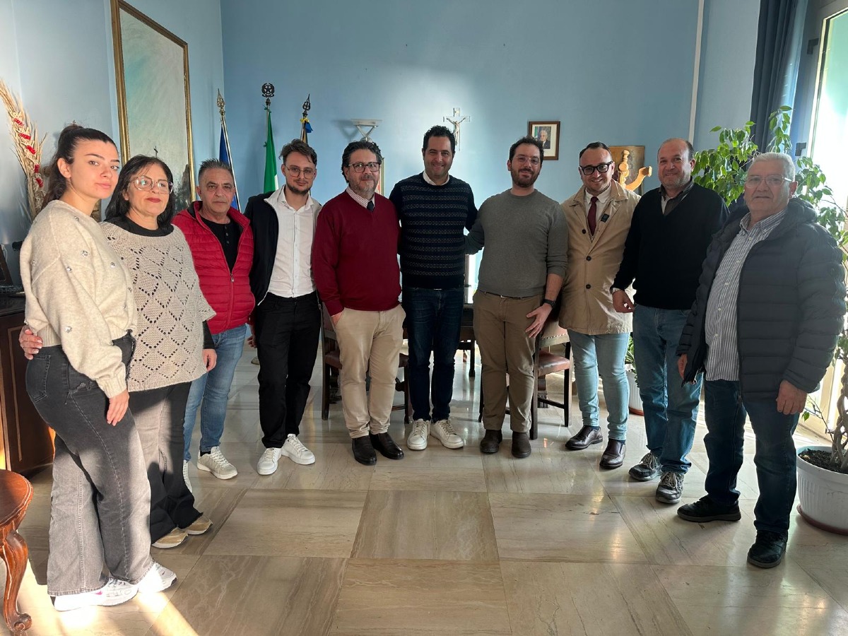 Nuove adesioni tra i civici del sindaco, "progetto sempre più consistente e movimento aperto" - I nuovi aderenti insieme al sindaco 