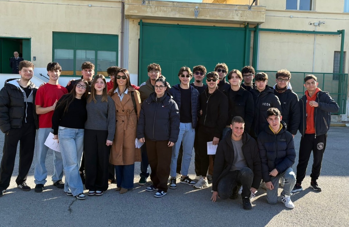Studenti del "Morselli" nel carcere di Balate, "i detenuti si sono aperti raccontando le loro esperienze di vita" - Gli studenti della VA