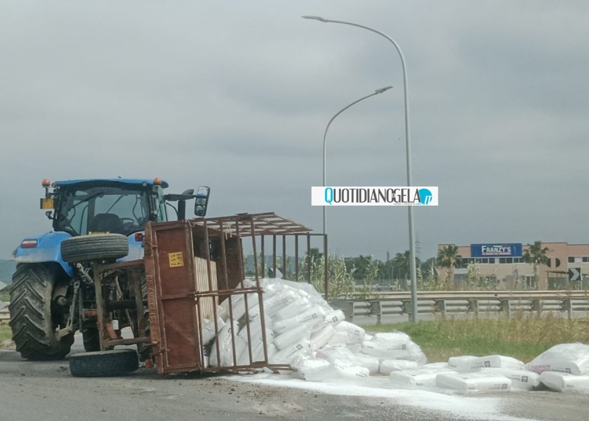 Incidente rotatoria, rimorchio perde il carico  - 