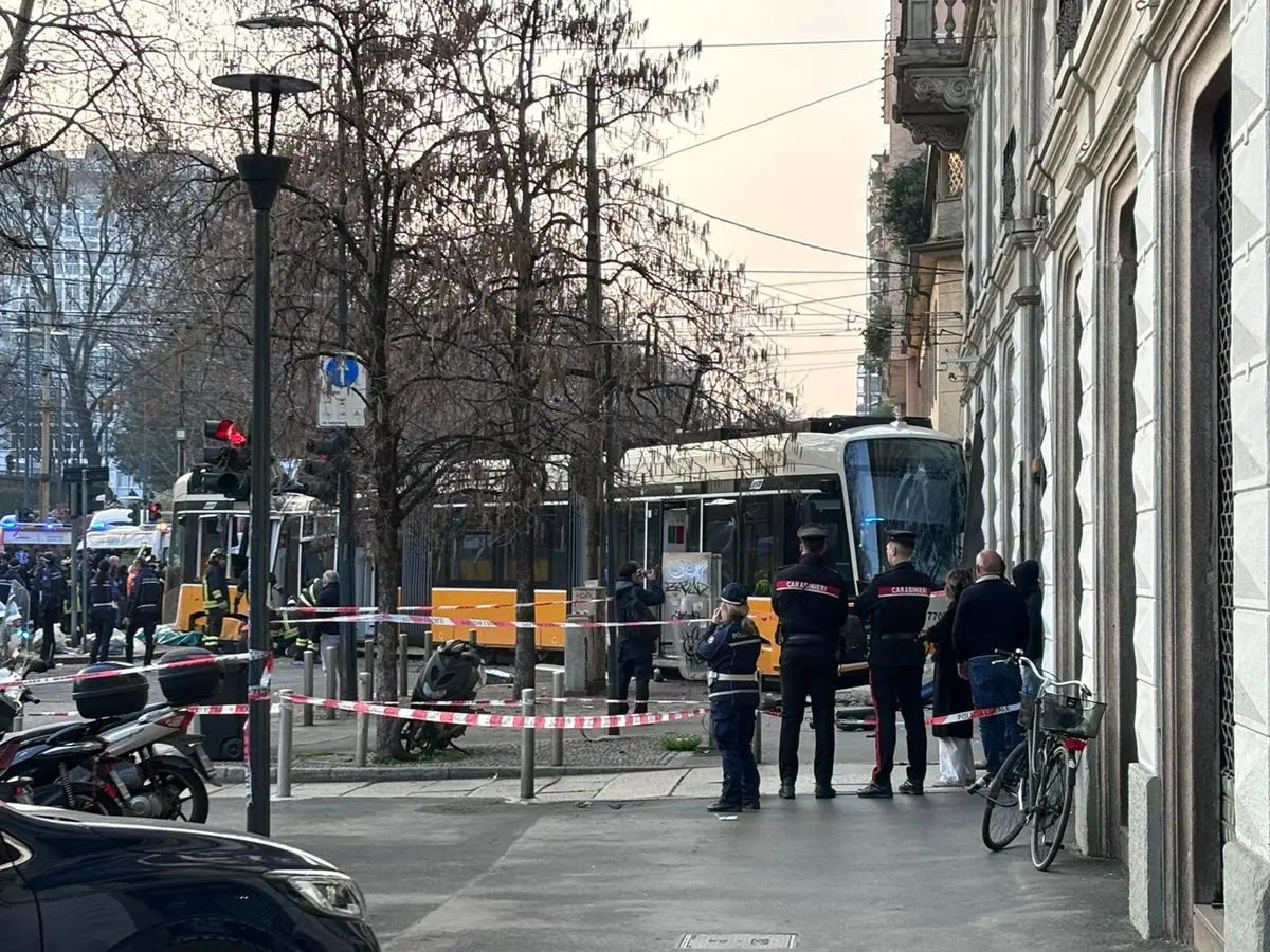 Tram deragliato a Milano, si aggrava bilancio un morto e una quarantina di feriti - 