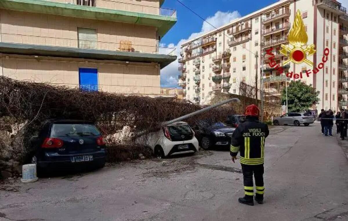A Palermo un muro crolla su alcune auto parcheggiate, un ferito - 