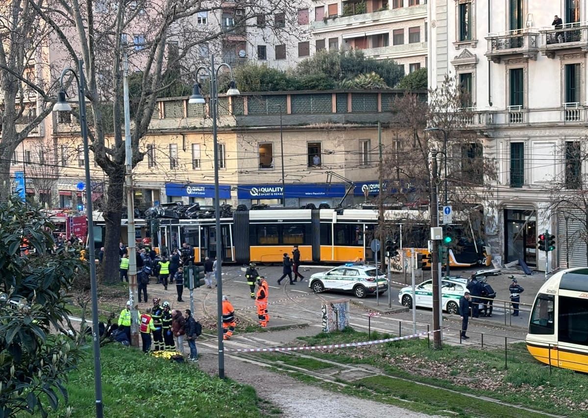 Due vittime e una quarantina di feriti il bilancio del tram deragliato a Milano - 