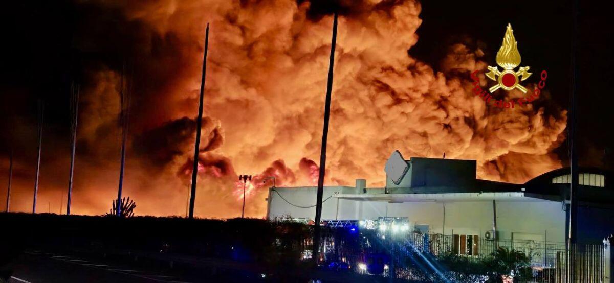 A Campofelice di Roccella vasto incendio ad un impianto di trattamento di rifiuti di plastica / Video - 