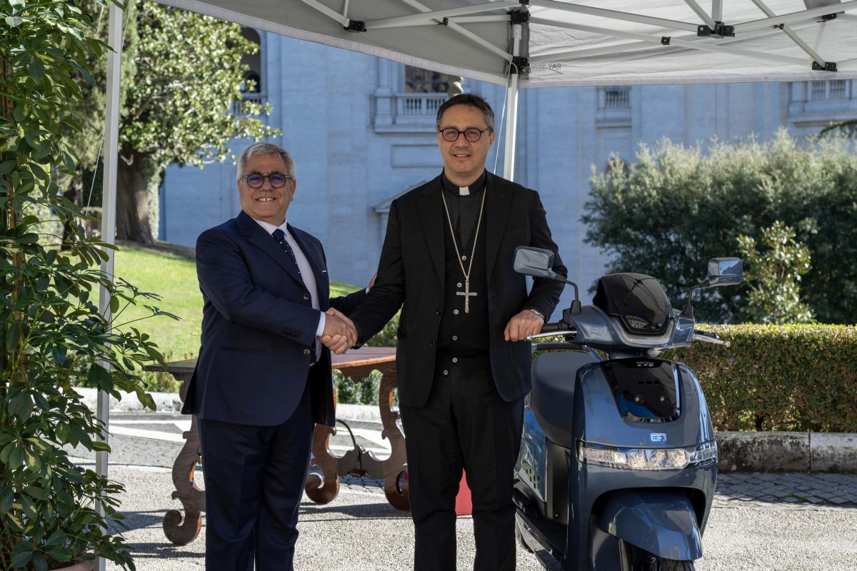 Due scooter elettrici TVS iQube S a Governatorato di Stato di Città del Vaticano - 