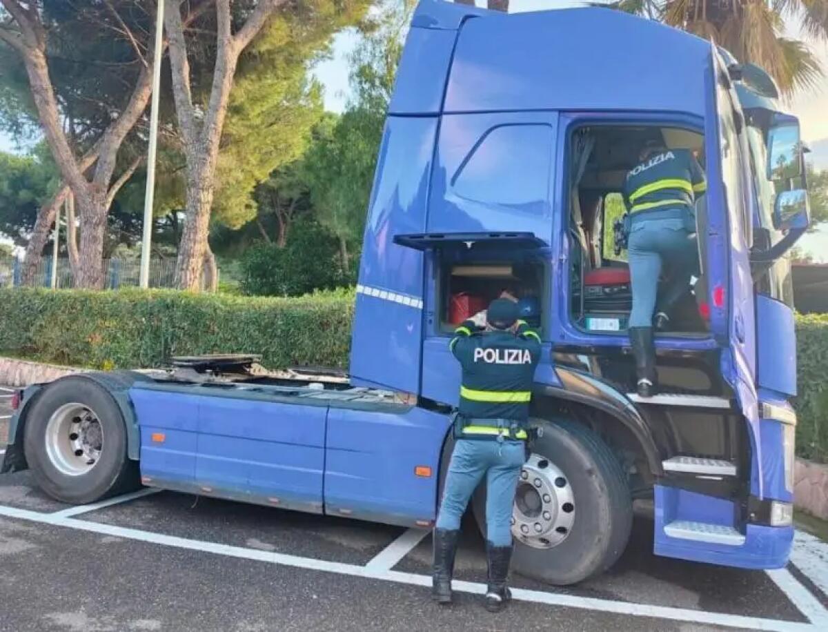 Trasportava 15 kg di cocaina nascosti nel tir, arrestato sulla Messina-Catania un autotrasportatore 52enne - 
