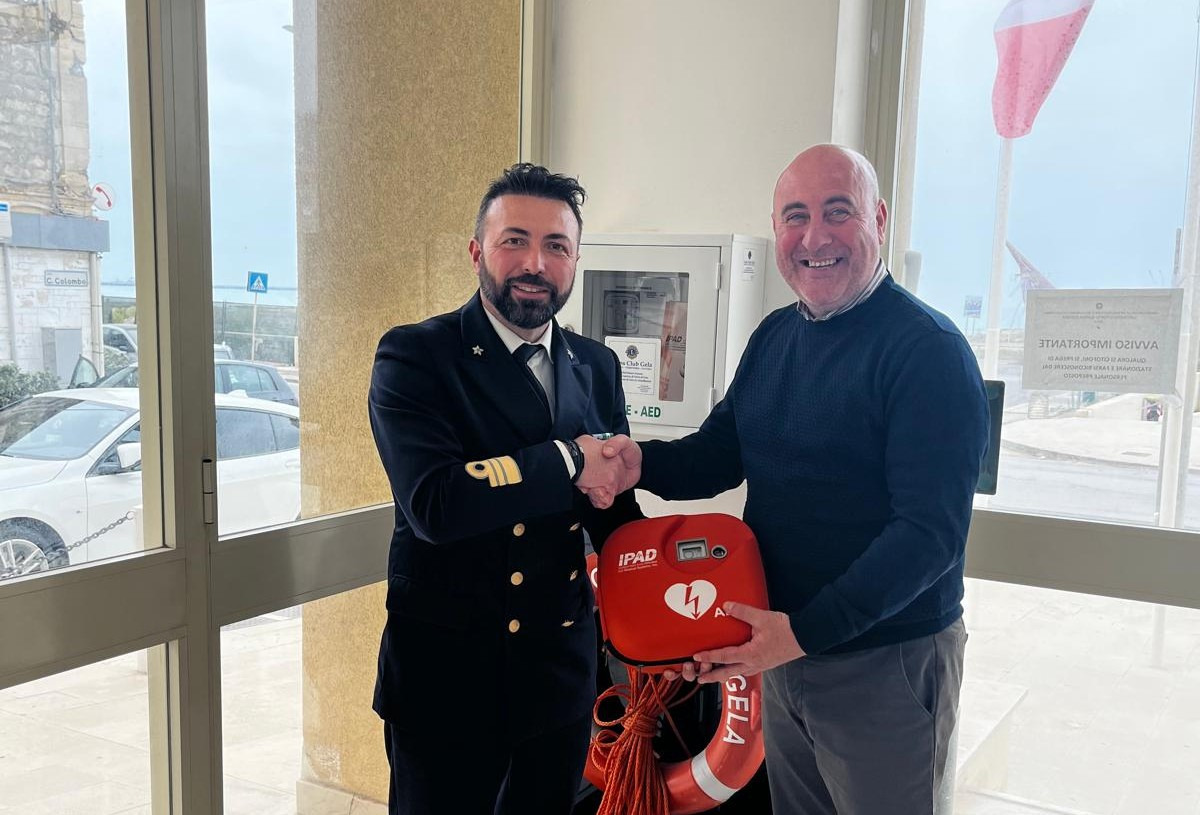 Lions Club Atc dona un defibrillatore alla capitaneria di porto - La consegna del defibrillatore