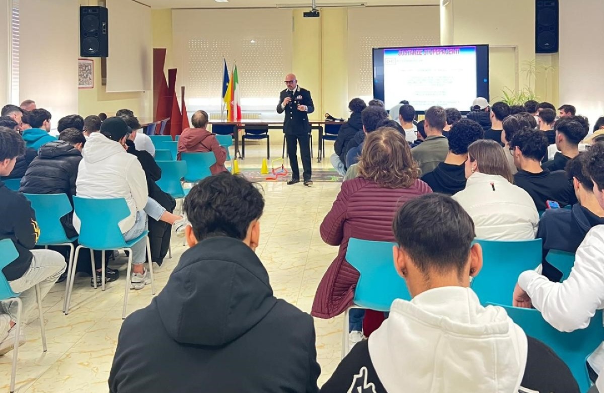 I carabinieri a confronto con gli studenti, tanti temi: anche quello contro le droghe  - 
