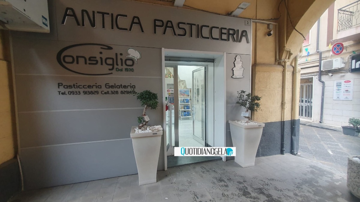 Banda dei furti in azione in centro storico, presa di mira una pasticceria  - 