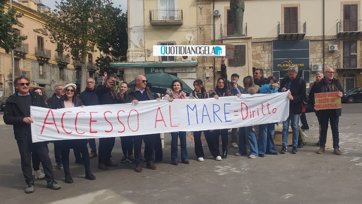 "Mare negato a Poggio Arena", residenti protestano davanti al municipio  - 