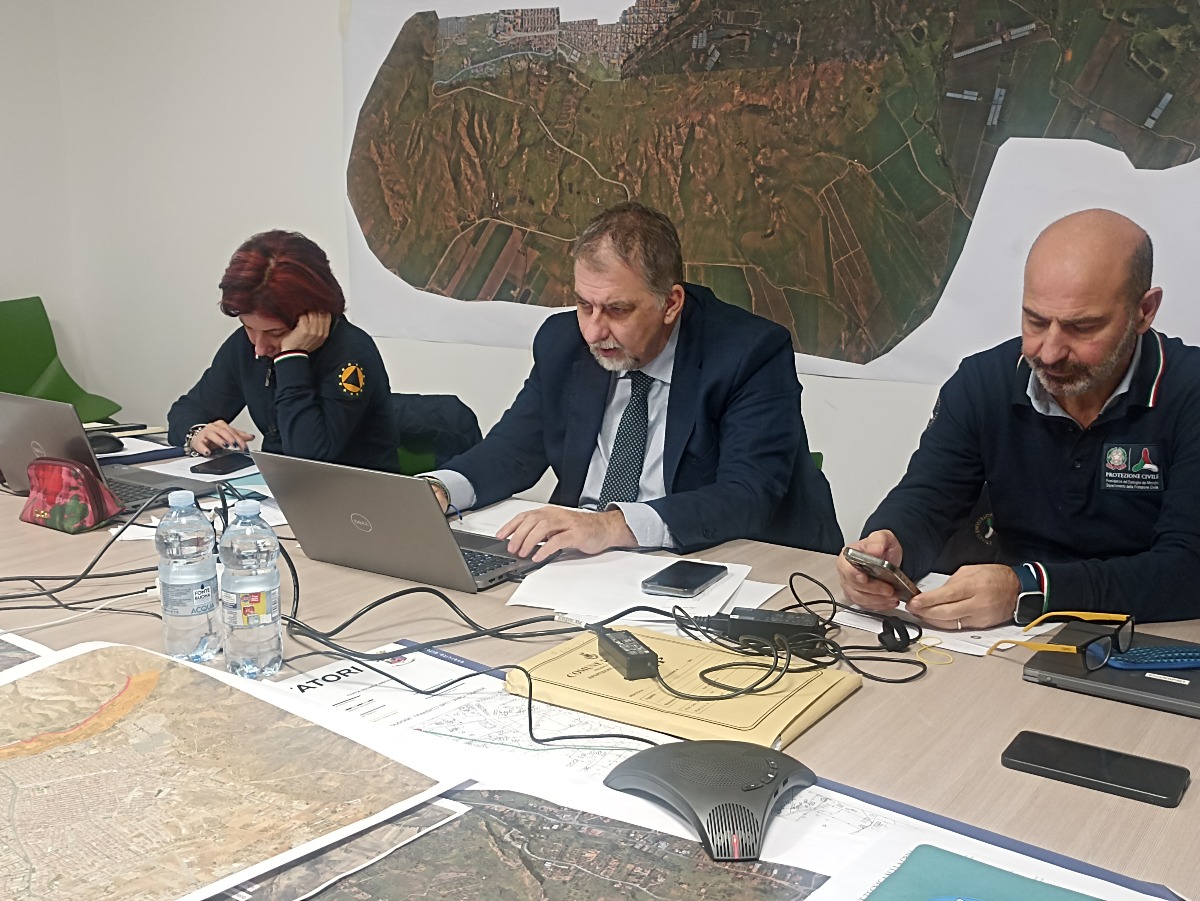Frana Niscemi, vertice con la protezione civile: le misure da mettere in campo  - Il commissario Ciciliano durante una riunione 