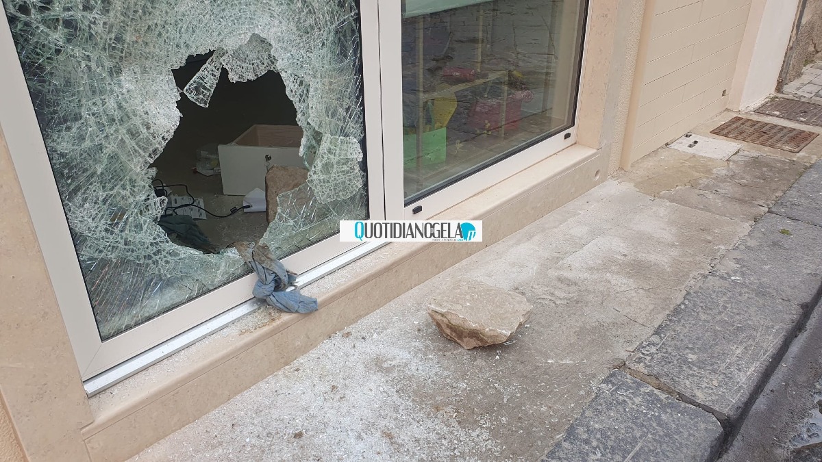 "Siamo vicini alla titolare dell'attività colpita", Di Stefano: "Gesto vile" - 