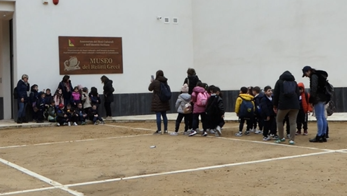 Studenti niscemesi alla scoperta del passato: viaggio tra i relitti di Gela - 