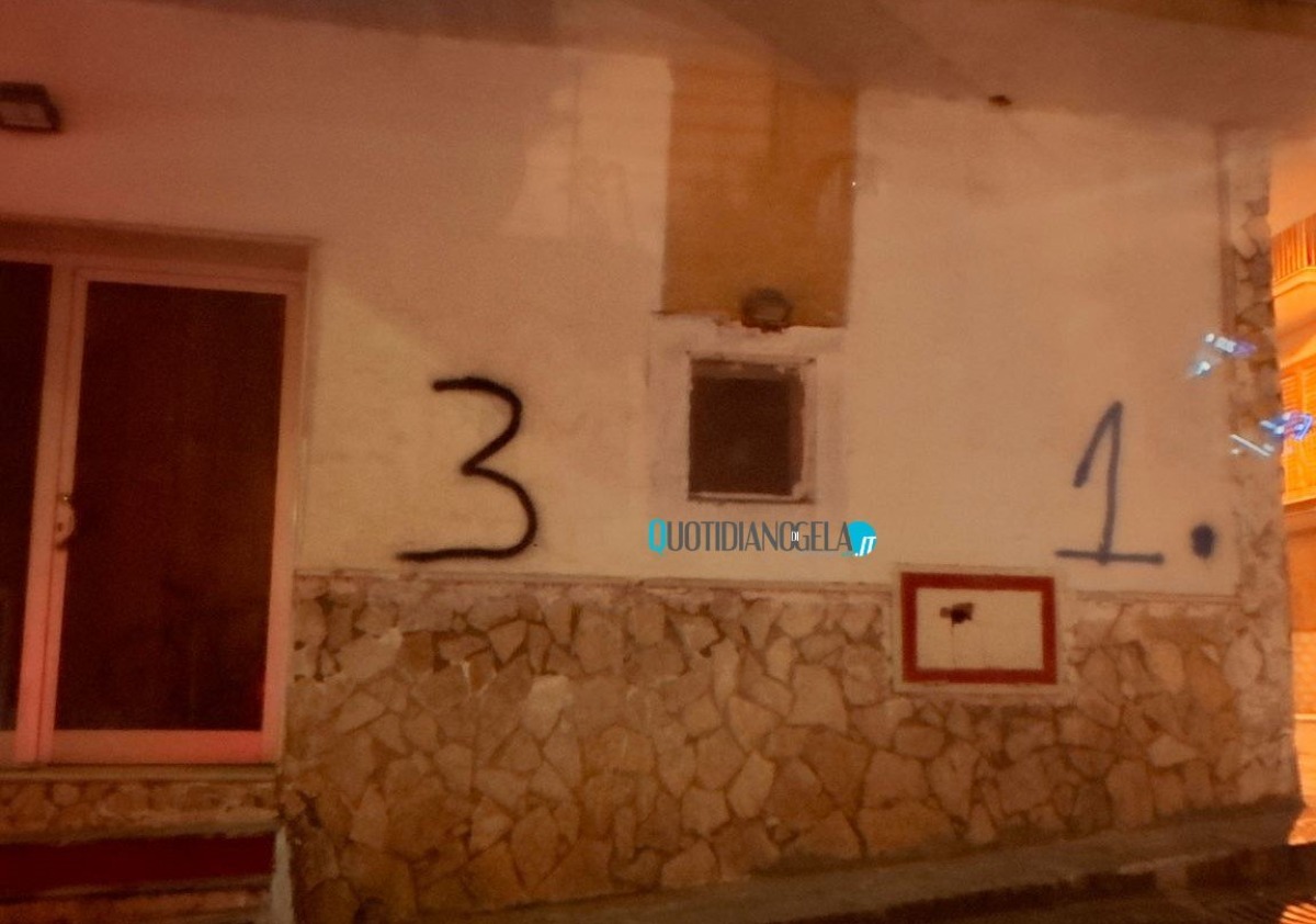 Una lunga sequenza di numeri con vernice spray su muri e facciate di abitazioni - 
