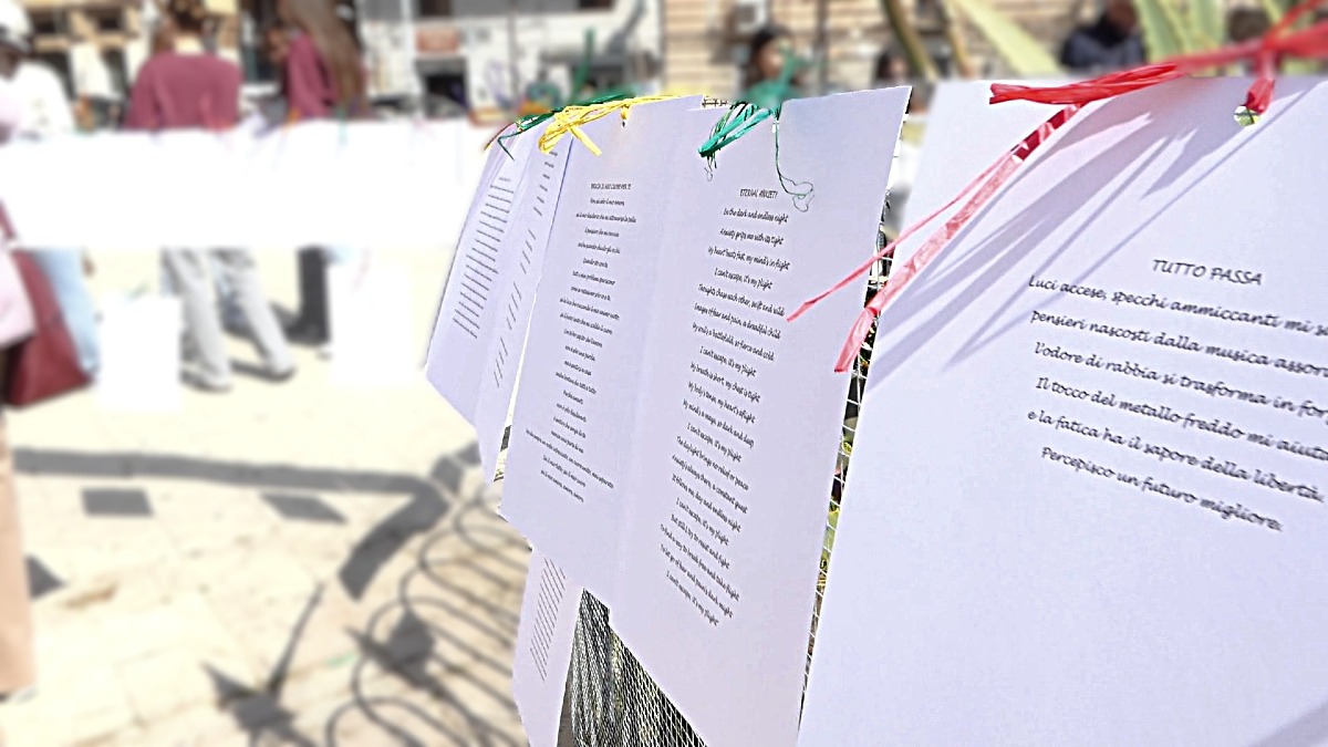 ‘’Una poesia sospesa’’, la voce dei giovani risuona in piazza Umberto - 