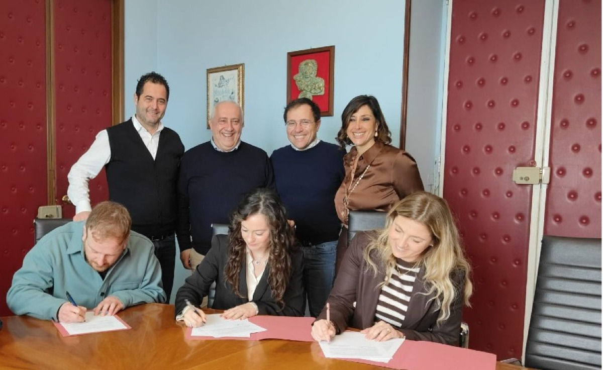 Unione Comuni, Regione approva rimodulazione: in maggioranza civici verso consiglio - Il momento della firma dei tre nuovi funzionari Fua