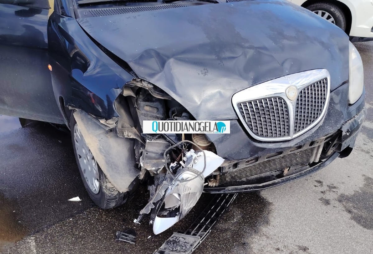 Violento impatto tra auto a poca distanza dal tribunale  - 