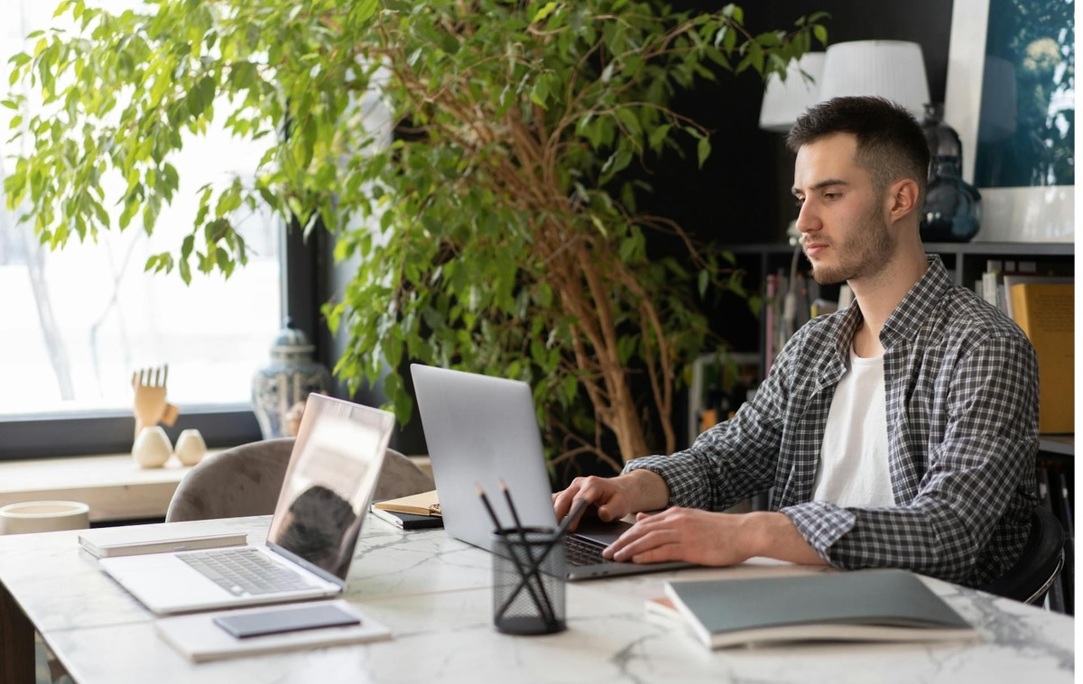 Quali fattori influenzano la velocità dei pagamenti  - Source: https://www.pexels.com/photo/a-man-sitting-using-laptop-6893880/