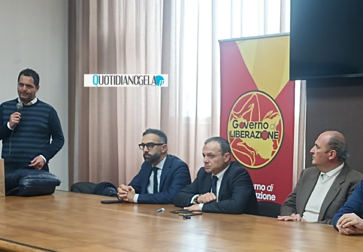 "Con De Luca e Sud chiama nord alleanza dall'inizio", Di Stefano: "Non accetto veti da altri" - Di Stefano durante l'intervento nell'iniziativa di Sud chiama nord 