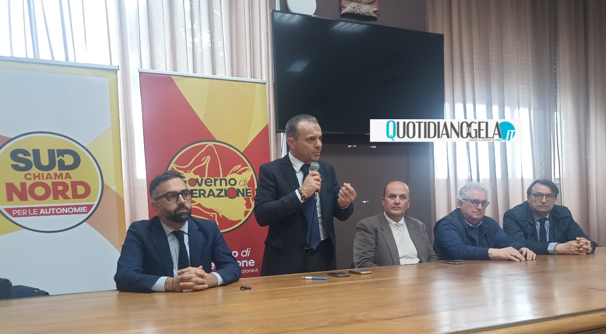 "Troppi Vanna Marchi e nessun Maradona", De Luca: "A Gela il 10 per cento delle accise dei carburanti" - De Luca all'incontro con il gruppo locale 