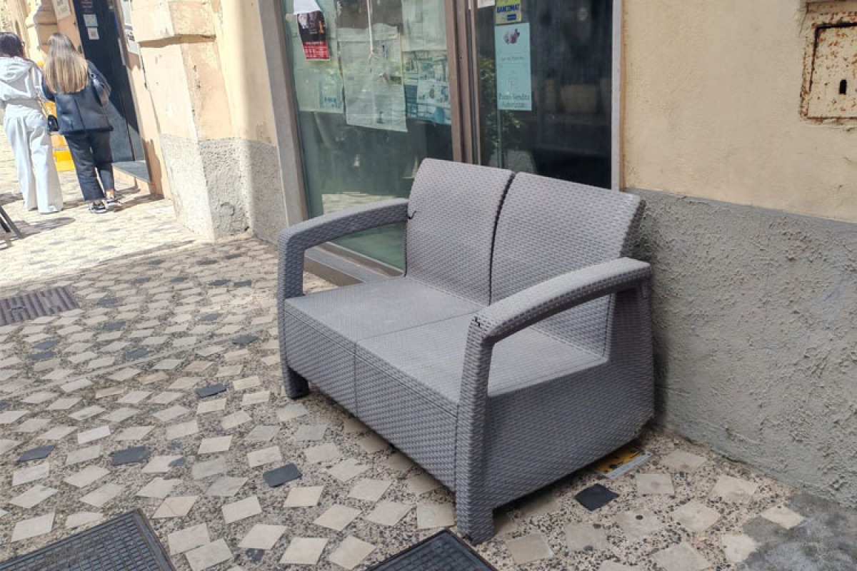 Colpito alla schiena da un divanetto mentre passeggiava in centro storico - 