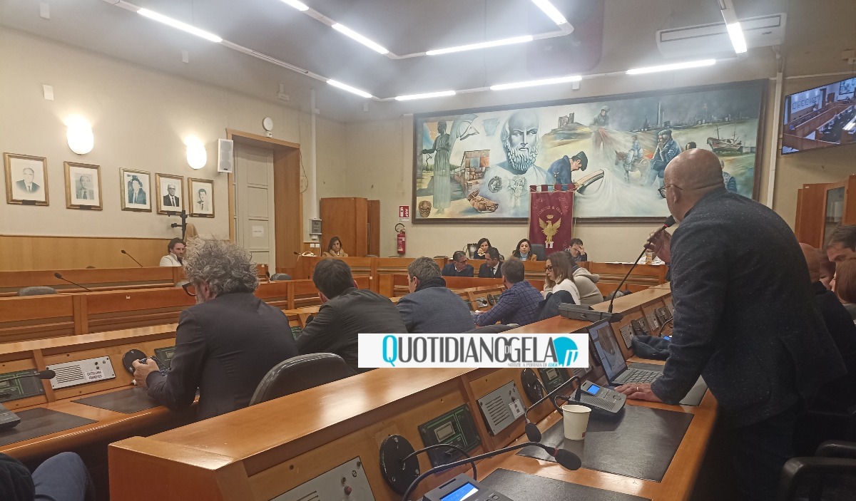 Qualche assenza ma la maggioranza dà l'ok a norme su cimiteri: sì ai fondi per la "Solito" - 