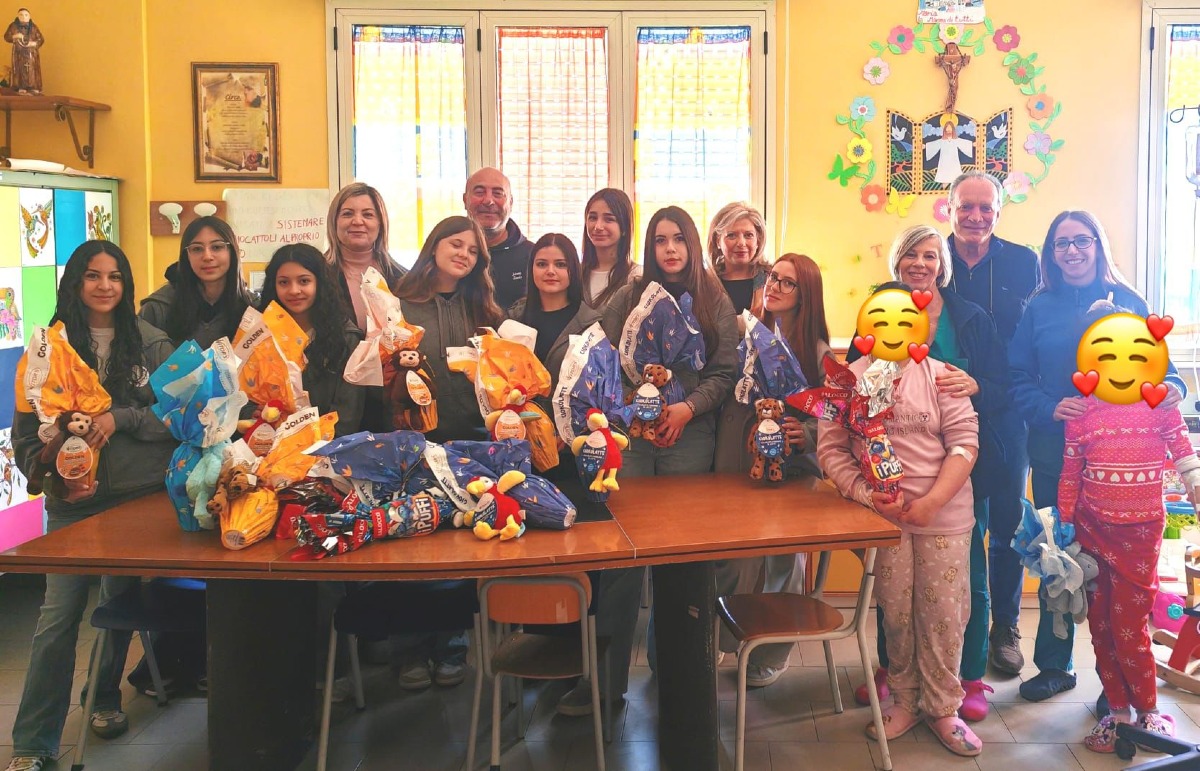 Uova di Pasqua ai piccoli pazienti di pediatria, consegnati dai giovani del Leo Alpha Atc - 