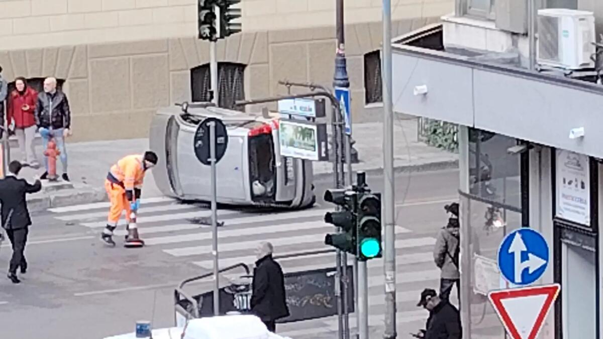 Palermo, scontro in via Roma: si ribalta un’auto - 
