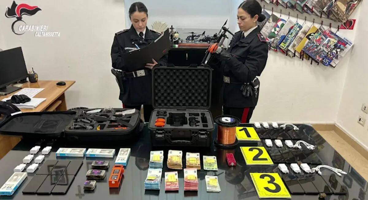 Sventato un rifornimento di droga e cellulari in carcere, 3 persone in manette a Caltanissetta - 