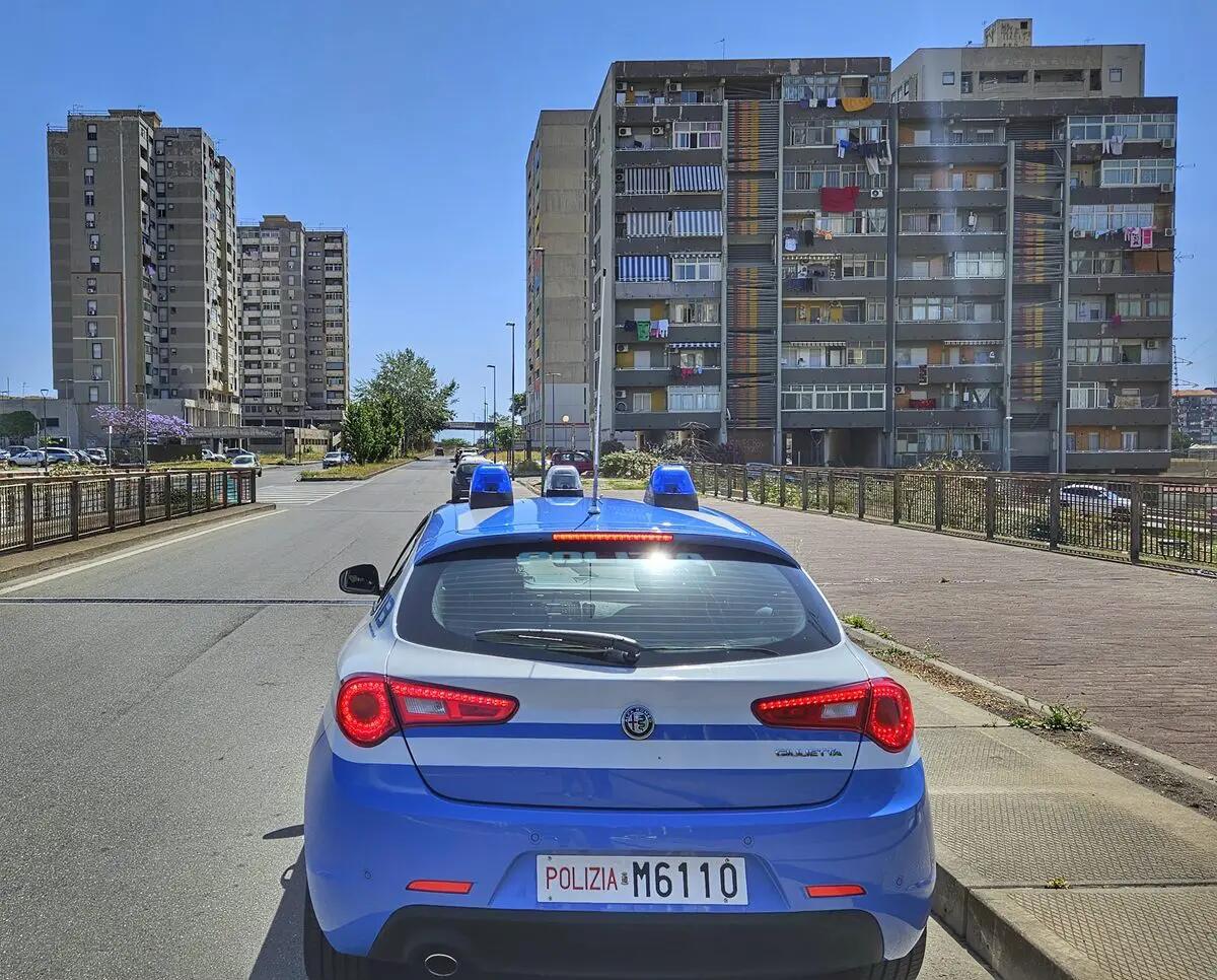 Minaccia madre e sorella con una mazza da baseball per ottenere soldi per la droga, un arresto a Catania - 