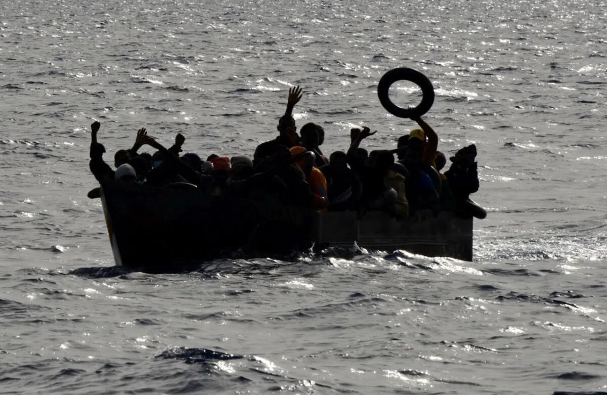 Naufragio al largo di Lampedusa: 64 migranti tratti in salvo, disperso un bimbo di 2 anni - 